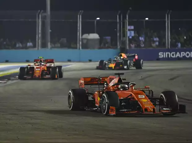 Sebastian Vettel, Charles Leclerc, Max Verstappen beim Formel-1-Rennen in Singapur 2019 Titel-Bild zur News: Sebastian Vettel, Charles Leclerc, Max Verstappen beim Formel-1-Rennen in Singapur 2019