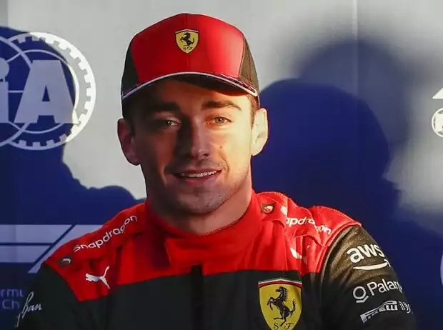 Ferrari-Fahrer Charles Leclerc in der untergehenden Sonne Titel-Bild zur News: Ferrari-Fahrer Charles Leclerc in der untergehenden Sonne