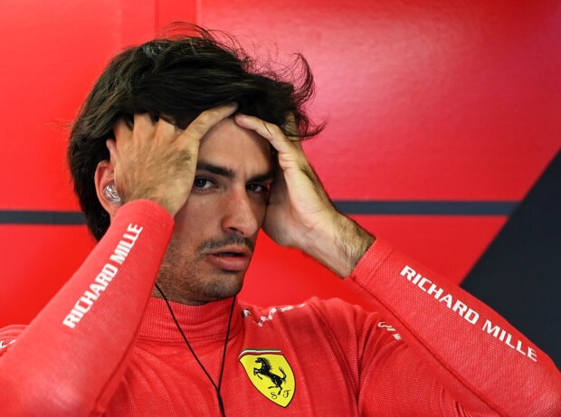 Titel-Bild zur News: Carlos Sainz rauft sich die Haare in der Ferrari-Box in Melbourne
