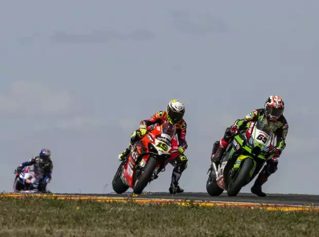 Titel-Bild zur News: Jonathan Rea vor Alvaro Bautista