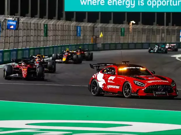 Das Safety-Car führt beim Formel-1-Rennen in Dschidda 2022 das Feld an Titel-Bild zur News: Das Safety-Car führt beim Formel-1-Rennen in Dschidda 2022 das Feld an