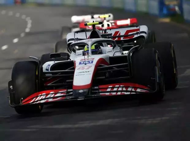 Mick Schumacher wäre unter Safety-Car beinahe in Yuki Tsunoda gekracht Titel-Bild zur News: Mick Schumacher wäre unter Safety-Car beinahe in Yuki Tsunoda gekracht