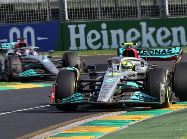 Lewis Hamilton vor seinem Mercedes-Teamkollegen George Russell in Melbourne