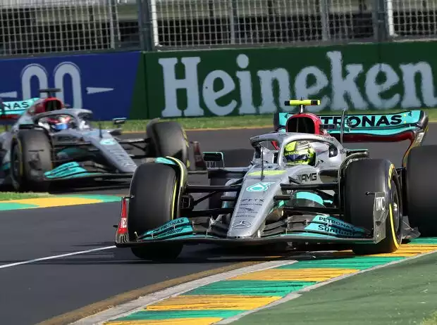 Lewis Hamilton vor seinem Mercedes-Teamkollegen George Russell in Melbourne Titel-Bild zur News: Lewis Hamilton vor seinem Mercedes-Teamkollegen George Russell in Melbourne
