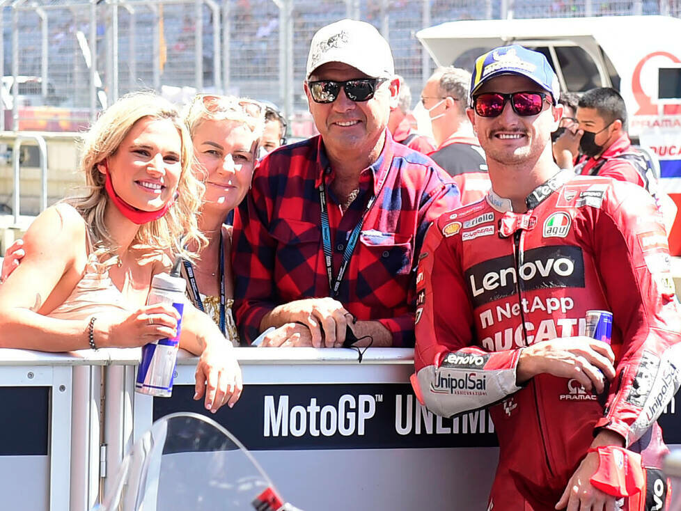 Jack Miller mit Vater Peter, Mutter Sonya und seiner Verlobten Ruby