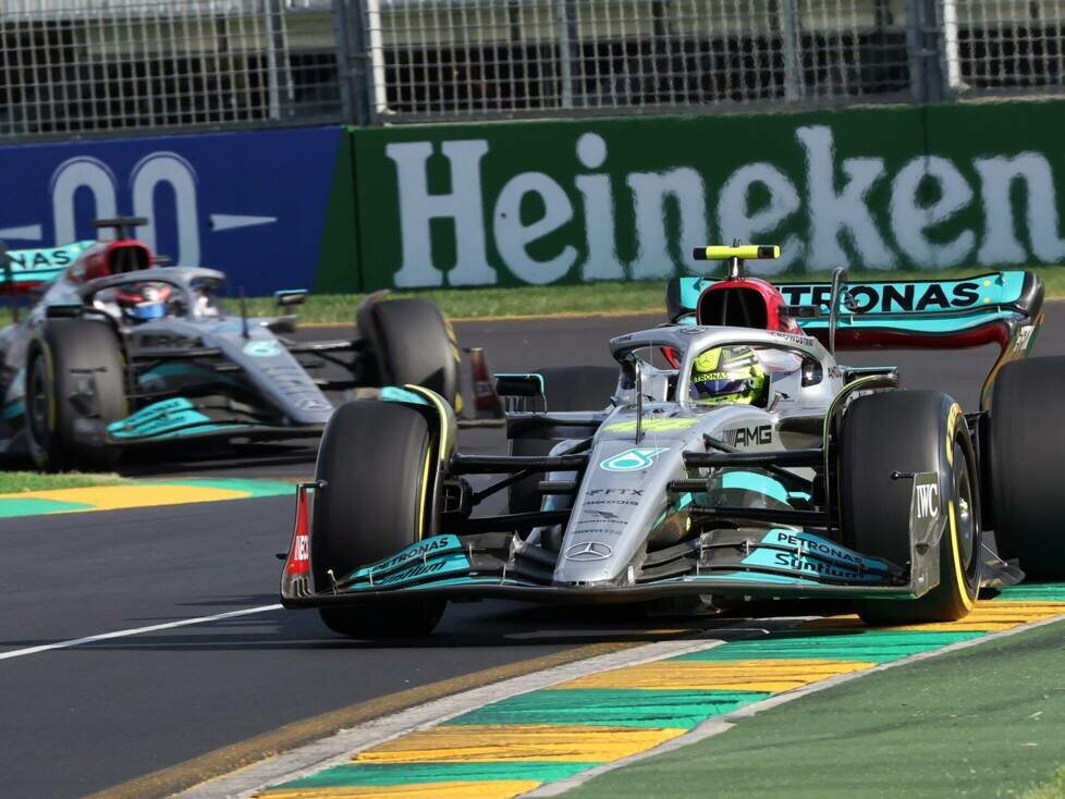 Lewis Hamilton vor seinem Mercedes-Teamkollegen George Russell in Melbourne