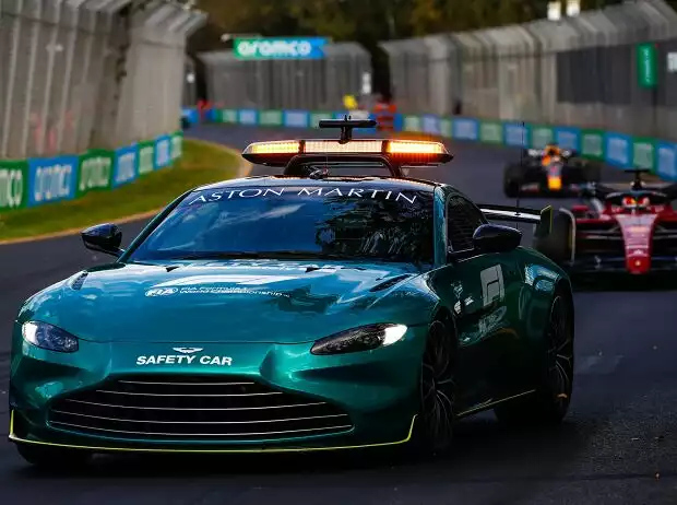 Bernd Mayländer im Safety-Car (Aston Martin Vantage) vor Charles Leclerc und Max Verstappen, Grand Prix von Australien 2022 in Melbourne Titel-Bild zur News: Bernd Mayländer im Safety-Car (Aston Martin Vantage) vor Charles Leclerc und Max Verstappen, Grand Prix von Australien 2022 in Melbourne
