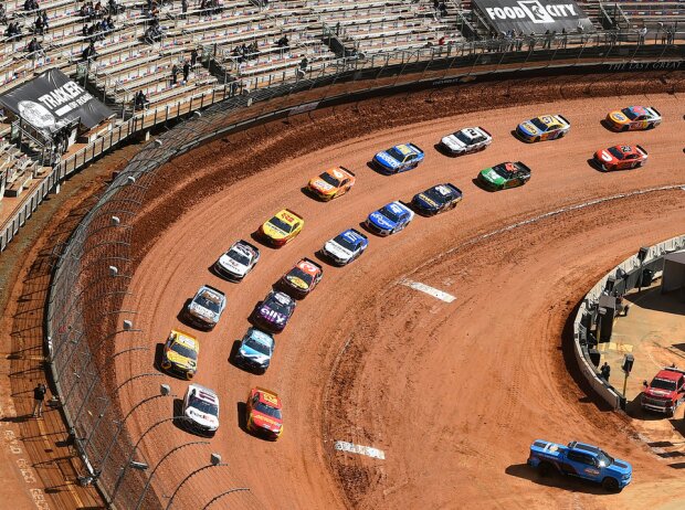 Start zum Food City Dirt Race 2021 auf dem Bristol Motor Speedway als Dirt-Track Start zum Food City Dirt Race 2021 auf dem Bristol Motor Speedway als Dirt-Track