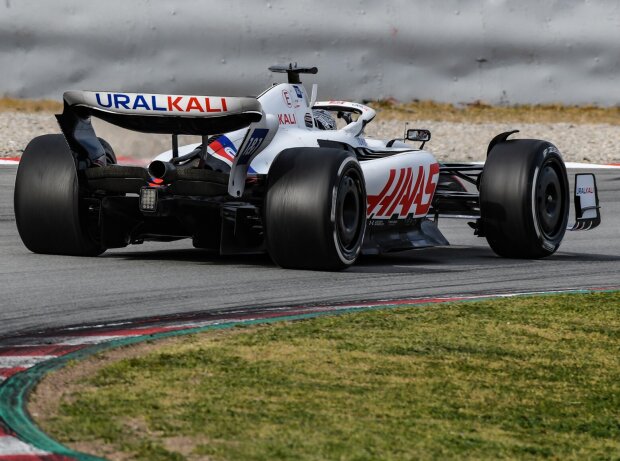 Nikita Masepin im Haas VF-22 bei Formel-1-Testfahrten 2022 in Barcelona, mit Uralkali-Branding