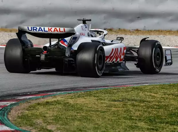 Nikita Masepin im Haas VF-22 bei Formel-1-Testfahrten 2022 in Barcelona, mit Uralkali-Branding Titel-Bild zur News: Nikita Masepin im Haas VF-22 bei Formel-1-Testfahrten 2022 in Barcelona, mit Uralkali-Branding