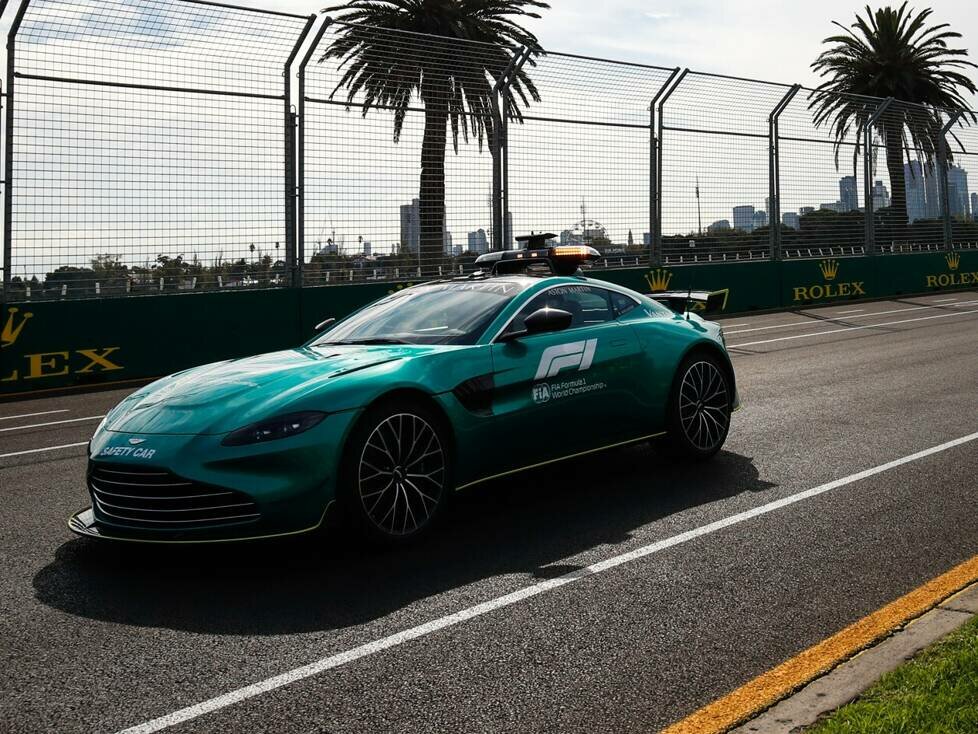 Das Safety-Car von Aston Martin in der Formel-1-Saison 2022 auf der Strecke