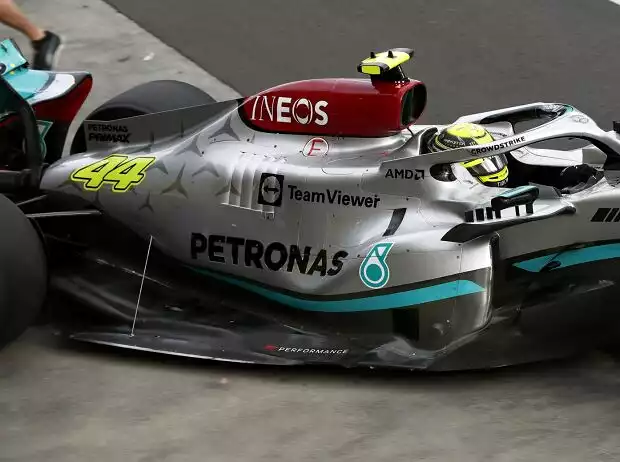 Die Haltestrebe am Unterboden des Mercedes W13 beim Formel-1-Rennen in Melbourne 2022 Titel-Bild zur News: Die Haltestrebe am Unterboden des Mercedes W13 beim Formel-1-Rennen in Melbourne 2022