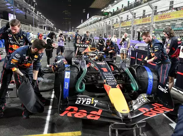 Max Verstappen im Red Bull RB18 in der Startaufstellung mit den Mechanikern Titel-Bild zur News: Max Verstappen im Red Bull RB18 in der Startaufstellung mit den Mechanikern