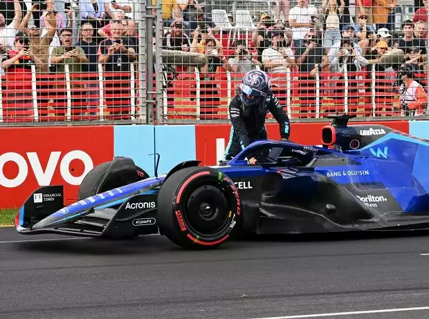 Titel-Bild zur News: Alexander Albon schiebt seinen Williams FW44 im Qualifying in Melbourne 2022