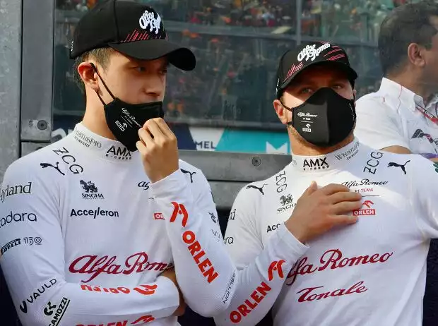 Guanyu Zhou und Valtteri Bottas (Alfa Romeo) vor dem Formel-1-Rennen in Australien 2022 Titel-Bild zur News: Guanyu Zhou und Valtteri Bottas (Alfa Romeo) vor dem Formel-1-Rennen in Australien 2022