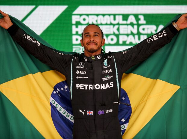Titel-Bild zur News: Lewis Hamilton (Mercedes) feiert nach seinem Sieg beim Formel-1-Rennen in Brasilien 2021