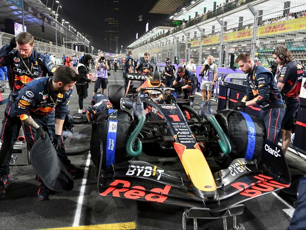 Max Verstappen im Red Bull RB18 in der Startaufstellung mit den Mechanikern