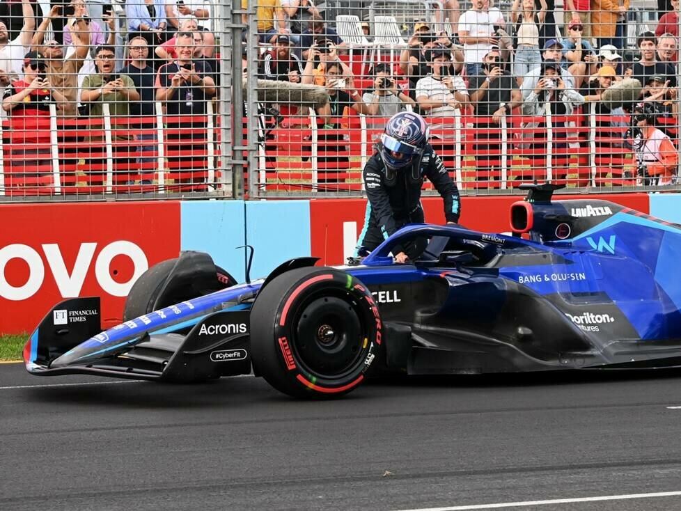 Alexander Albon schiebt seinen Williams FW44 im Qualifying in Melbourne 2022