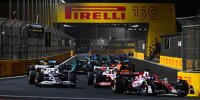 Formel-1-Autos 2022 in Dschidda vor großem Pirelli-Plakat