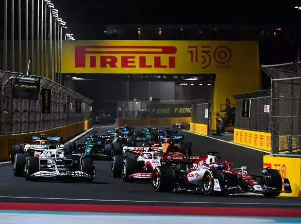 Formel-1-Autos 2022 in Dschidda vor großem Pirelli-Plakat Titel-Bild zur News: Formel-1-Autos 2022 in Dschidda vor großem Pirelli-Plakat
