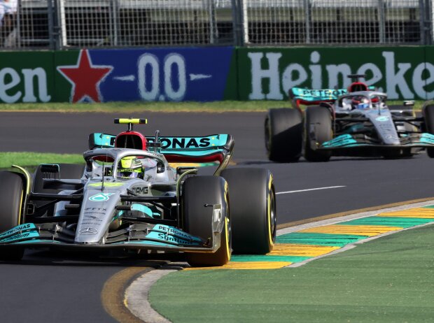 Titel-Bild zur News: Lewis Hamilton im Mercedes W13 vor Teamkollege George Russell