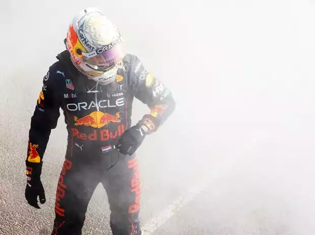 Max Verstappen nach dem Ausfall in Melbourne neben seinem qualmenden Red Bull RB18 Titel-Bild zur News: Max Verstappen nach dem Ausfall in Melbourne neben seinem qualmenden Red Bull RB18