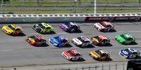 NASCAR-Action in Three-Wide-Formation in Talladega