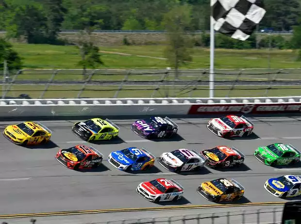 NASCAR-Action in Three-Wide-Formation in Talladega Titel-Bild zur News: NASCAR-Action in Three-Wide-Formation in Talladega
