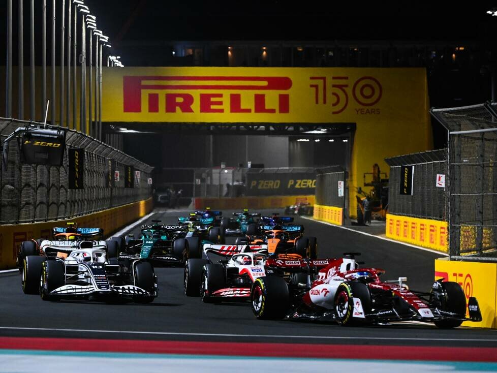Formel-1-Autos 2022 in Dschidda vor großem Pirelli-Plakat