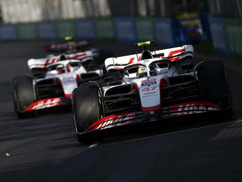 Mick Schumacher vor seinem Haas-Teamkollegen Kevin Magnussen in Melbourne 2022
