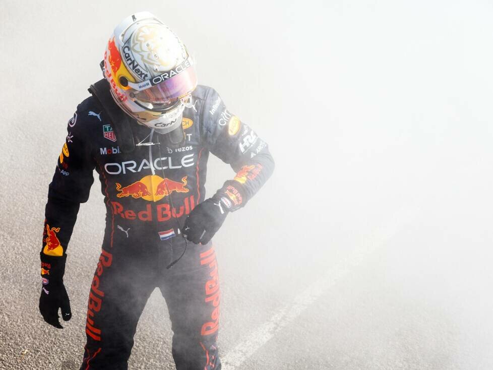 Max Verstappen nach dem Ausfall in Melbourne neben seinem qualmenden Red Bull RB18