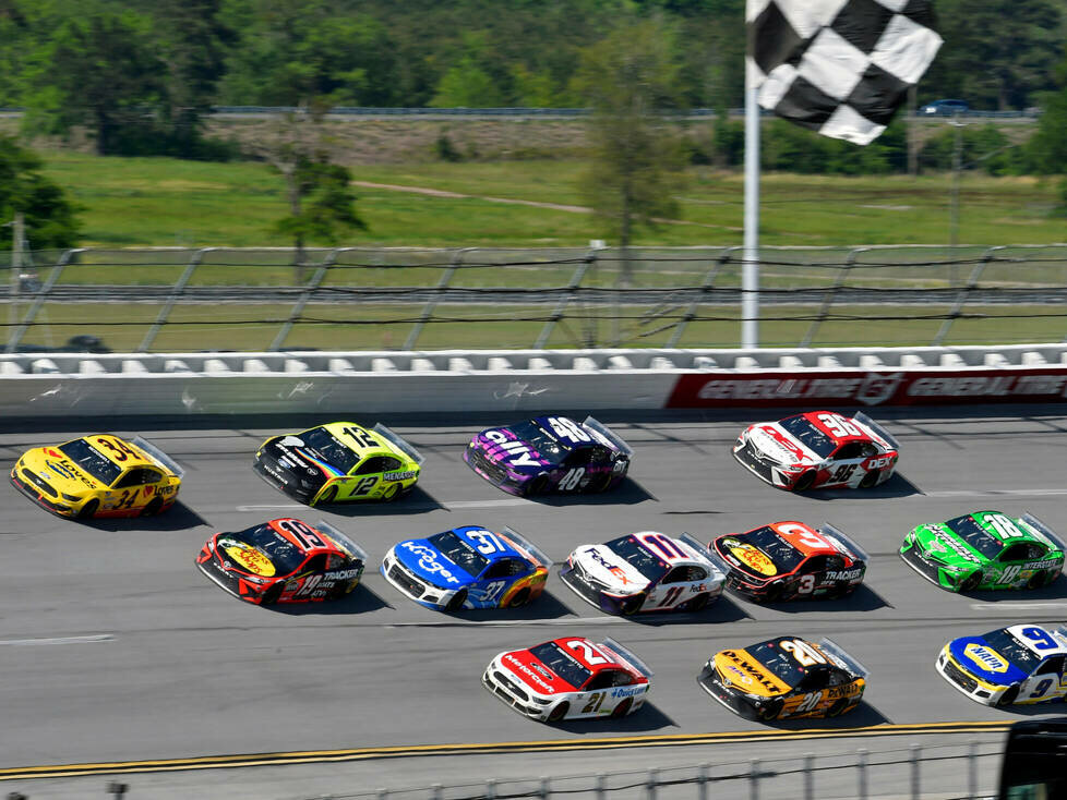 NASCAR-Action in Three-Wide-Formation in Talladega