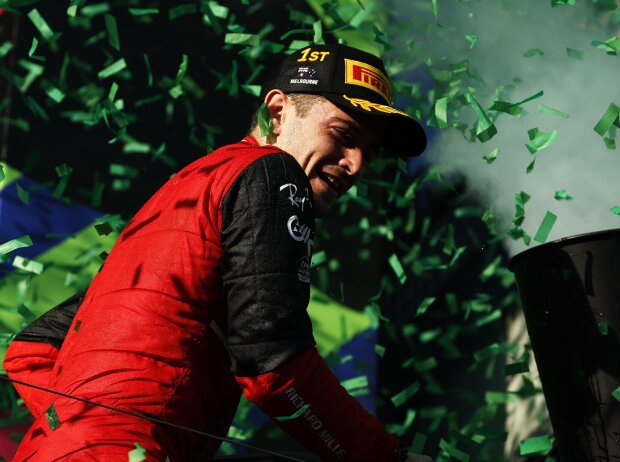 Titel-Bild zur News: Charles Leclerc jubelt über den Sieg beim Formel-1-Rennen in Australien 2022