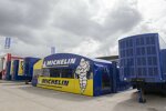 Michelin-Reifenlager im Fahrerlager