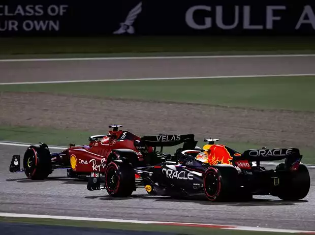 Charles Leclerc (Ferrari F1-75) und Max Verstappen (Red Bull RB18) beim Formel-1-Rennen in Bahrain 2022 Titel-Bild zur News: Charles Leclerc (Ferrari F1-75) und Max Verstappen (Red Bull RB18) beim Formel-1-Rennen in Bahrain 2022