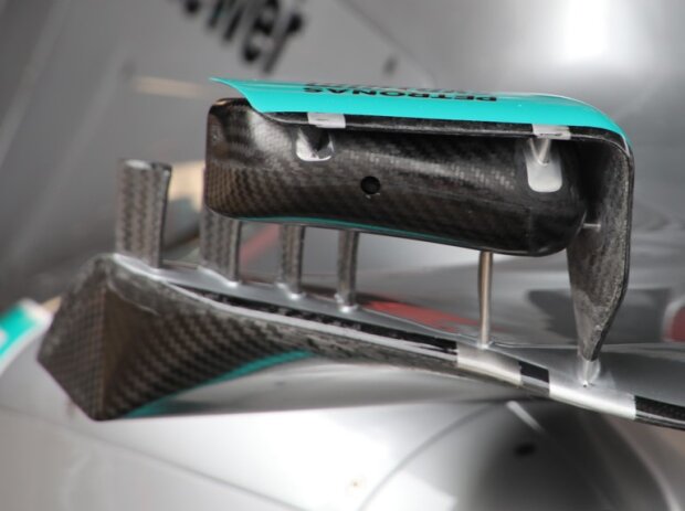 Titel-Bild zur News: Rückspiegel-Halterung am Mercedes W13 in der Formel-1-Saison 2022 in Imola