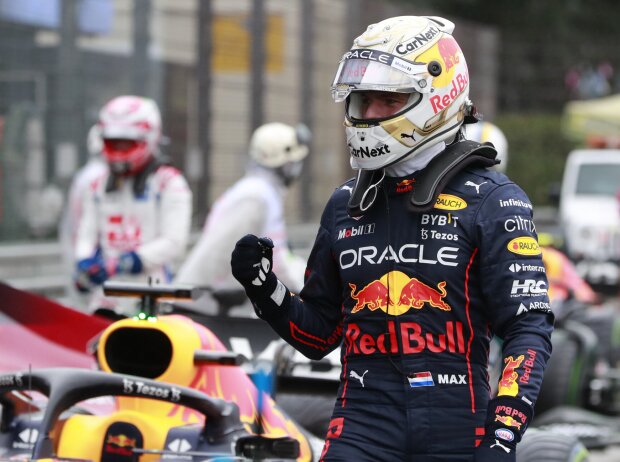 Titel-Bild zur News: Max Verstappen (Red Bull) jubelt über die Pole beim Formel-1-Qualifying in Imola 2022