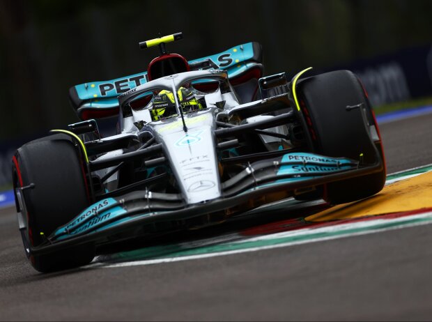 Titel-Bild zur News: Lewis Hamilton im Mercedes W13 in Imola