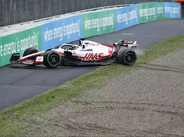 Kevin Magnussen im Haas VF-22 nach seinem Abflug in Q3 in Imola 2022 Titel-Bild zur News: Kevin Magnussen im Haas VF-22 nach seinem Abflug in Q3 in Imola 2022