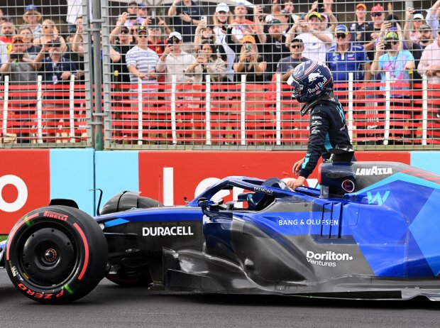 Alexander Albon (Williams) rollt im Qualifying zum Formel-1-Rennen in Australien 2022 aus
