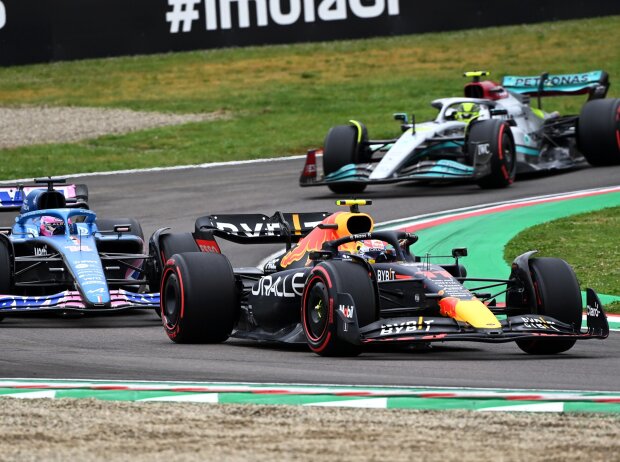 Lewis Hamilton im Mercedes W13 hinter Sergio Perez im Red Bull und Fernando Alonso im Alpine