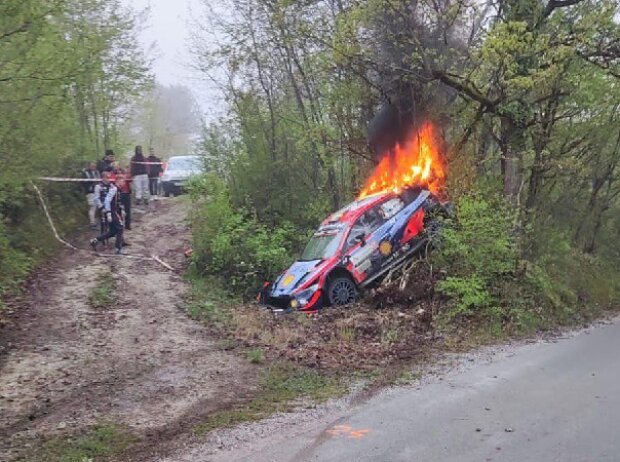 Titel-Bild zur News: Feuerunfall von Oliver Solberg bei der Rallye Kroatien 2022