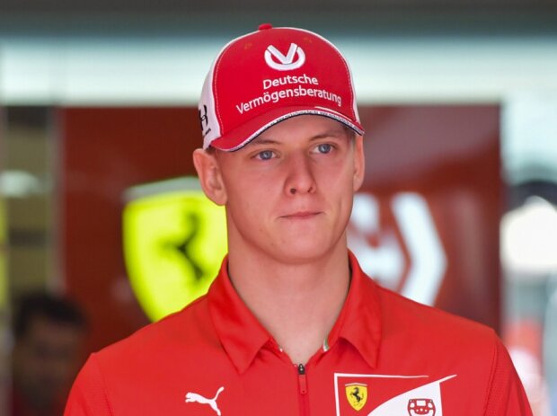 Titel-Bild zur News: Mick Schumacher im Ferrari-Shirt