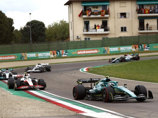 Sebastian Vettel im Formel-1-Sprint in Imola 2022 vor Mick Schumacher