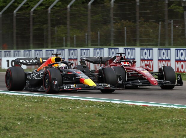 Titel-Bild zur News: Max Verstappen (Red Bull) und Charles Leclerc (Ferrari) beim Formel-1-Sprintrennen in Imola 2022