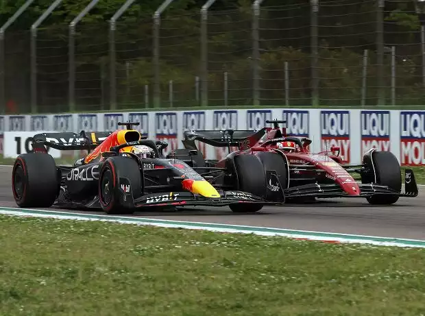 Max Verstappen (Red Bull) und Charles Leclerc (Ferrari) beim Formel-1-Sprintrennen in Imola 2022 Titel-Bild zur News: Max Verstappen (Red Bull) und Charles Leclerc (Ferrari) beim Formel-1-Sprintrennen in Imola 2022