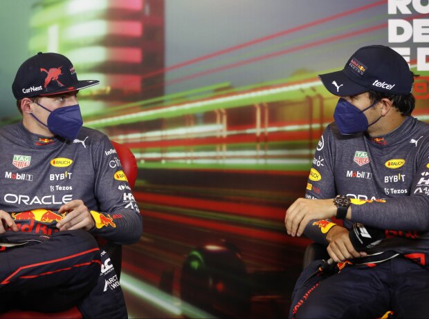 Titel-Bild zur News: Max Verstappen und Sergio Perez in der Pressekonferenz nach dem Sprint in Imola 2022