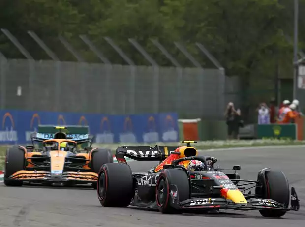Sergio Perez (Red Bull) vor Lando Norris (McLaren) beim Formel-1-Sprint in Imola 2022 Titel-Bild zur News: Sergio Perez (Red Bull) vor Lando Norris (McLaren) beim Formel-1-Sprint in Imola 2022