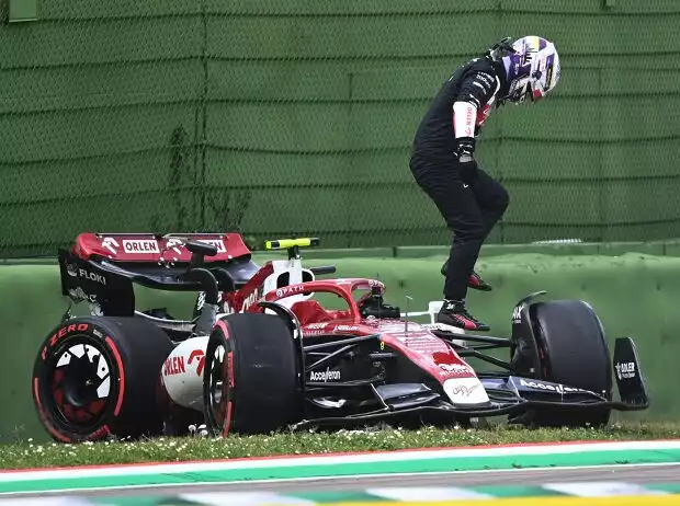 Titel-Bild zur News: Guanyu Zhou (Alfa Romeo) verunfallt im Sprint zum Formel-1-Rennen in Imola 2022