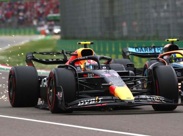 Titel-Bild zur News: Sergio Perez (Red Bull) und Lando Norris (McLaren) beim Formel-1-Sprint in Imola 2022
